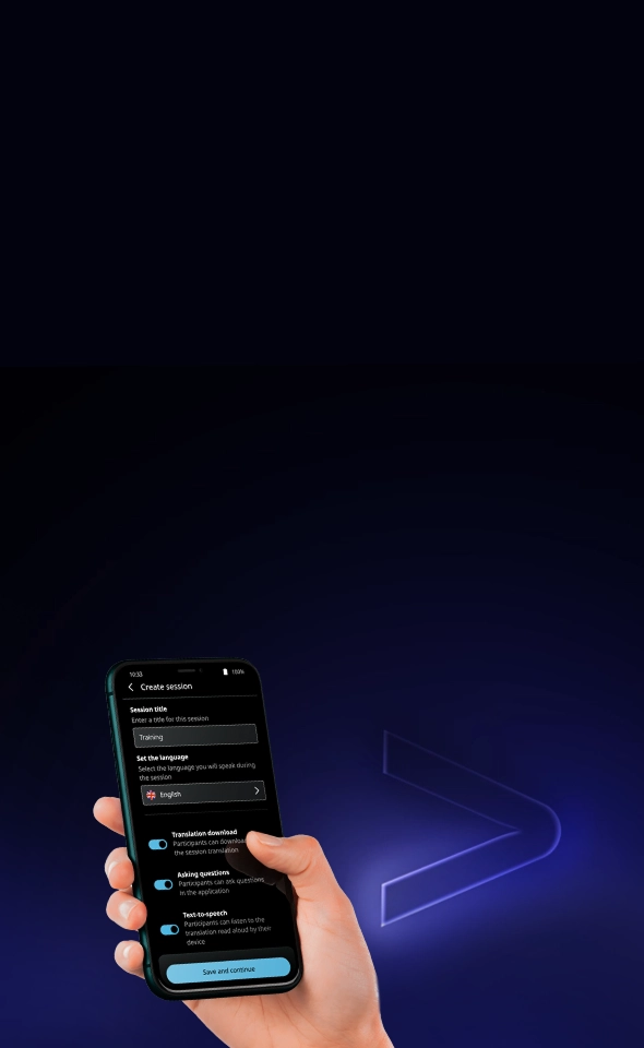 En hand som håller en smartphone där skärmen ”Skapa session” i appen Vasco AUDIENCE visas. Gränssnittet i mörkt tema visar att sessionens titel är inställd på ”Utbildning”, språket på ”Engelska” samt aktiva reglage för nedladdning av översättningar, ställande av frågor och text-till-tal ovanför en cyanfärgad knapp med texten ”Spara och fortsätt”.