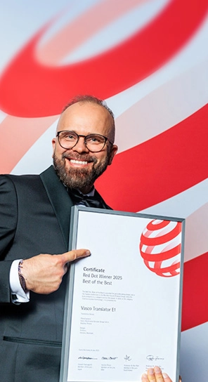 VD:n för Vasco Electronics håller i Red Dot-priset och visar upp de prisbelönta produkterna.