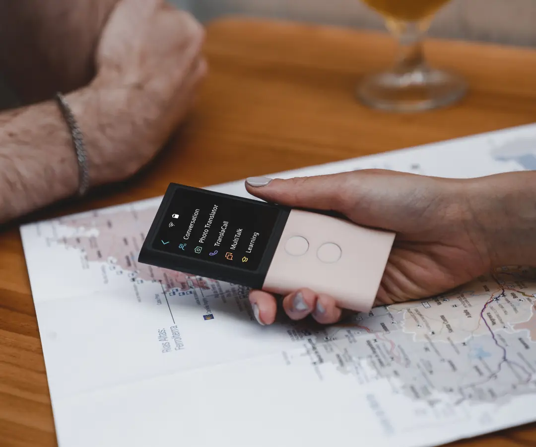 Närbild av en hand som håller en översättare över en tabell med en karta på den